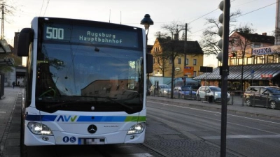 Die Busse fahren unter dem gemeinsamen Logo des AVV, werden jedoch von privaten Firmen betrieben.	Foto: Halil Ölmez