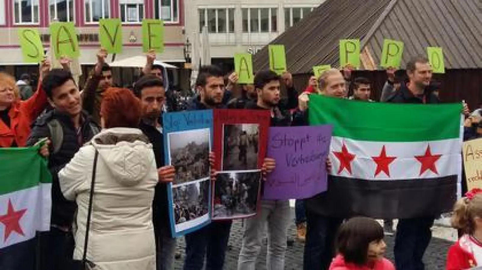 Demonstration für den Frieden:   Rund 100 aus Syrien Geflüchtete und ihre Unterstützer forderten am Freitag auf dem Rathausplatz: „Rettet Aleppo!”. 	Foto: Hans Blöchl (Foto: Hans Blöchl)
