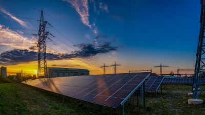 Mehr als 100 000 Erzeugungsanlagen – vor allem Photovoltaikanlagen, aber auch Wasserkraft-, Biomasse- sowie Windkraftanlagen – sind inzwischen an das Verteilnetz der Lechwerke angeschlossen. (Foto: LEW/Werner Kutter)