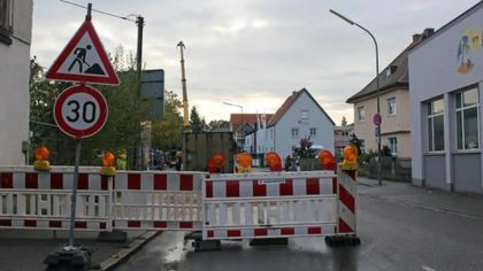 Derzeit wird in der Freisinger Straße   in Aichach die Wasserleitung erneuert. Im Jahr 2018 wollen Landkreis und Stadt die gesamte Fahrbahn, nicht nur das aufgerissene Stück, sanieren. 	Foto: beh (Foto: beh)