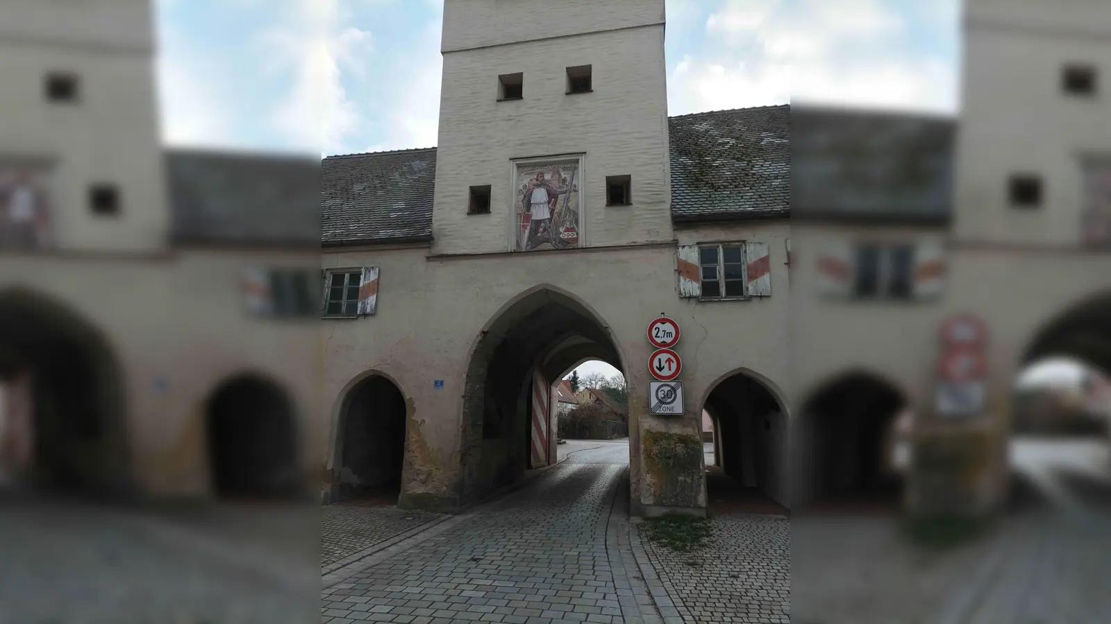 <b>Im Oberen Tor</b> des Pöttmeser Marktplatzes ist der Stammvater der Familie von Gumppenberg zu sehen: Hildebrand von Vohburg kaufte 1280 das Dorf Pöttmes, baute auf dem Gumppenberg eine Burg und nannte sich fortan nach seinem neuen Stammsitz.<br> (Foto: Wilhelm Wagner)
