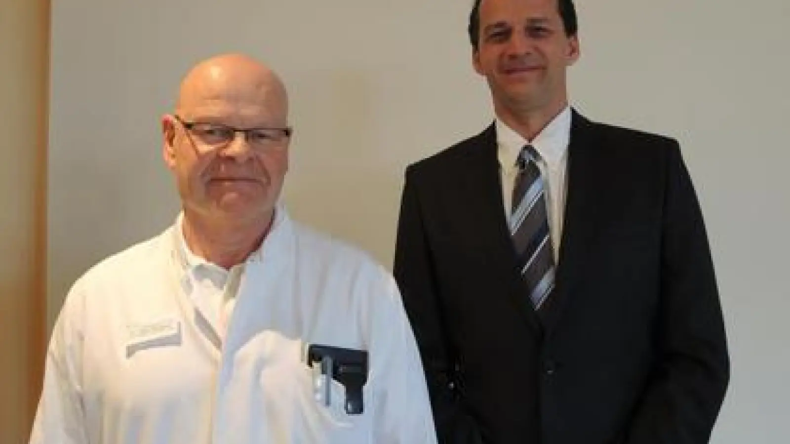 Der bisherige Chefarzt  Dr. Lothar Goedecke (links) verlässt die Kliniken an der Paar. Sein Nachfolger wird Peter Beer.  	Foto: cal (Foto: cal)