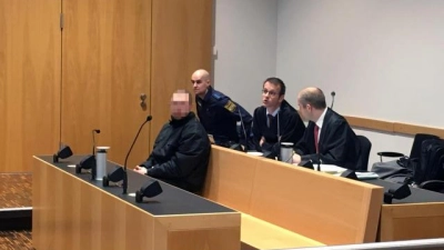 Dem Angeklagten, auch im Gerichtsaal   streng bewacht von einem Polizeibeamten und verteidigt von Florian Engert sowie Sebastian Anselstetter (von links), wird versuchter Totschlag in zwei Fällen vorgeworfen. 	Foto: mg (Foto: mg)