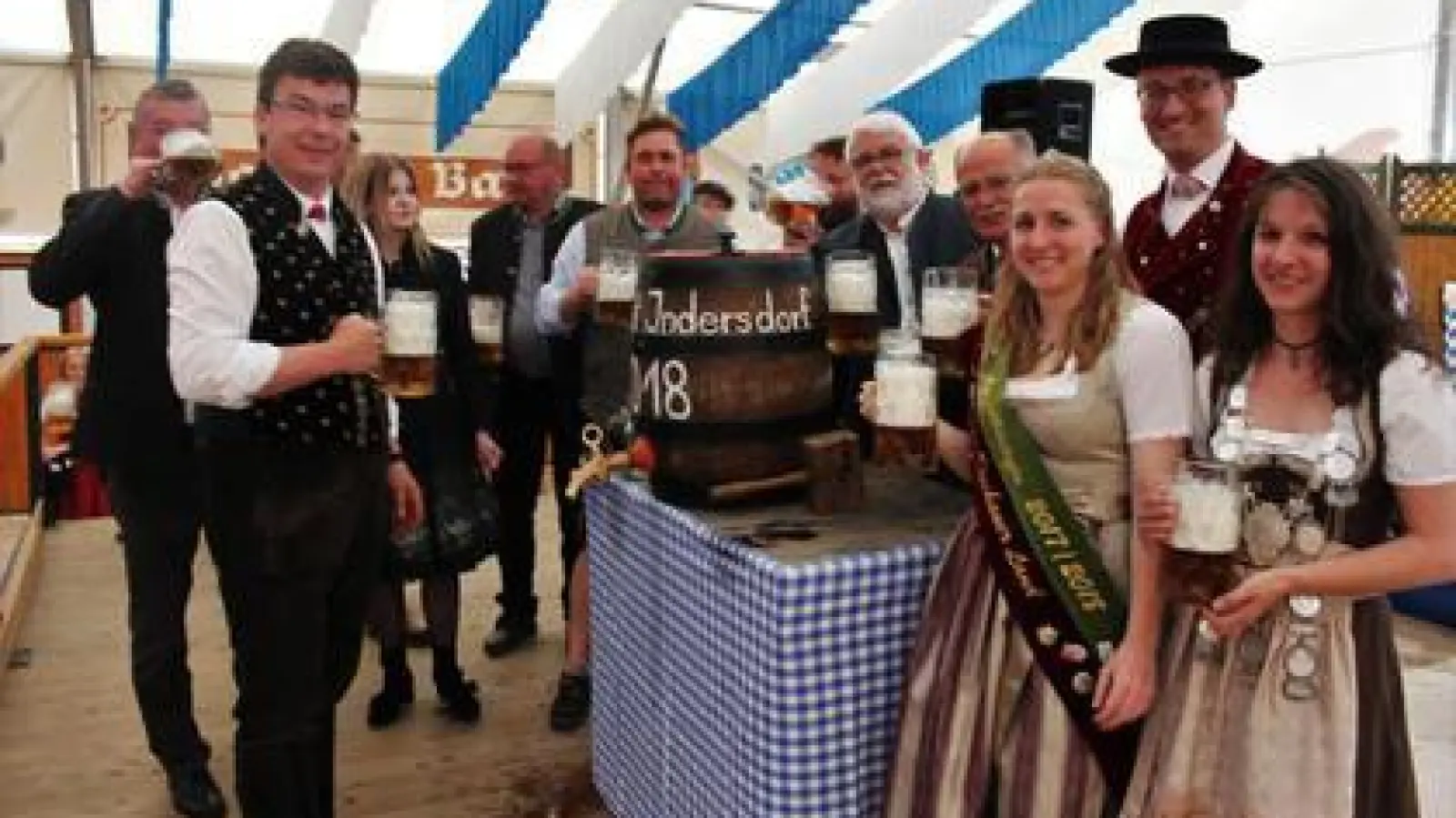 Mit einem ersten Prosit   auf ein gutes Gelingen eröffnete Bürgermeister Franz Obesser (links) mit der Prominenz das Indersdorfer Volksfest. Den Bieranstich vollendete er mit nur zwei Schlägen.