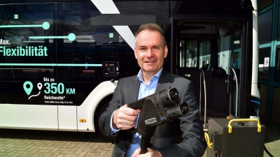 Die ersten E-Busse will Klaus Röder, Bereichsleiter Fahrzeuge der Stadtwerke, ab 2028 in Augsburg einsetzen. (Foto: Thomas Hosemann / swa)