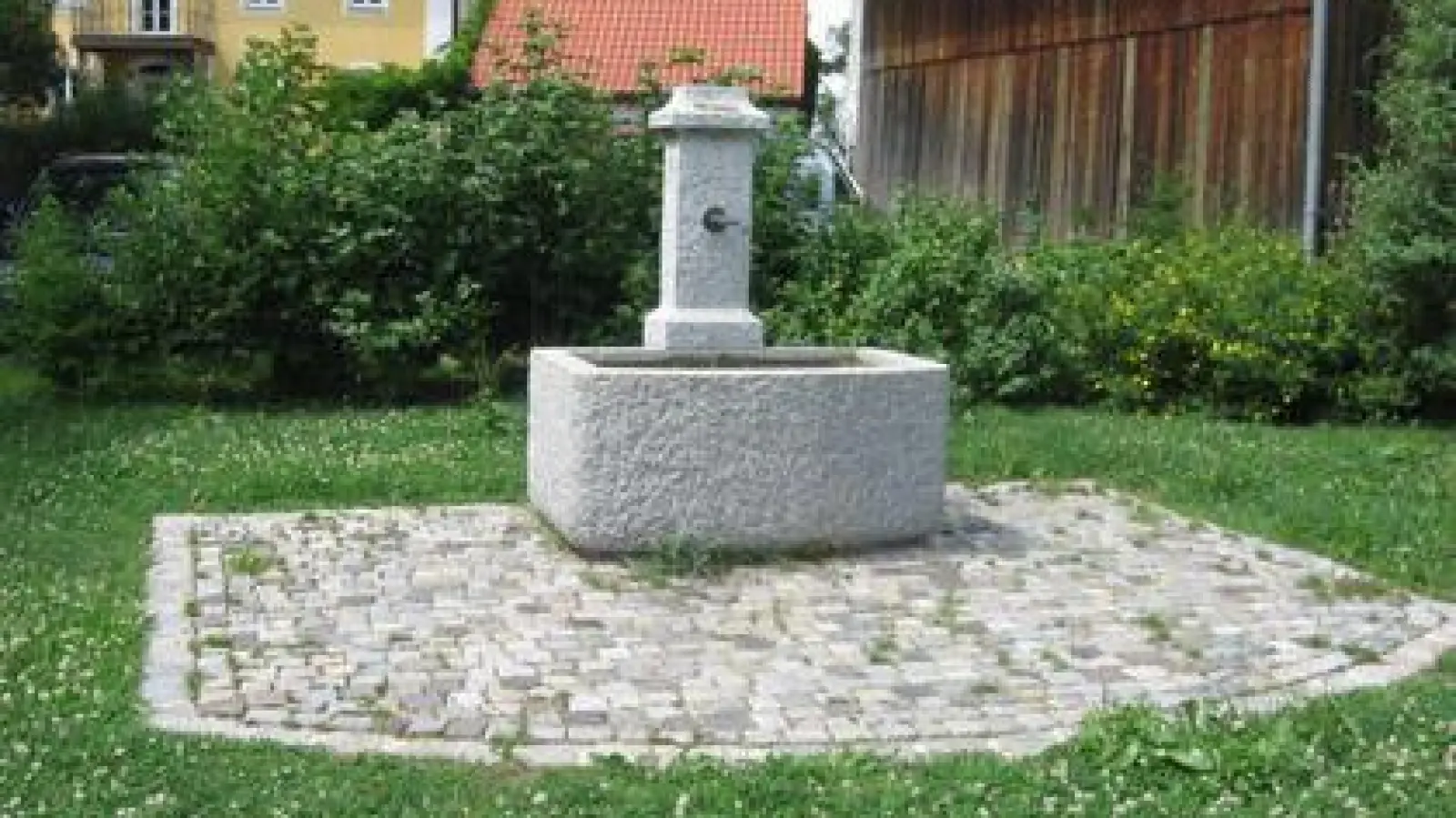 Für diesen Brunnen   an der Schwemme in Altomünster wurden 3000 Euro gespendet. Seine Anlage kostete aber 17 000 Euro. 	Foto: Gisela Huber (Foto: Gisela Huber)