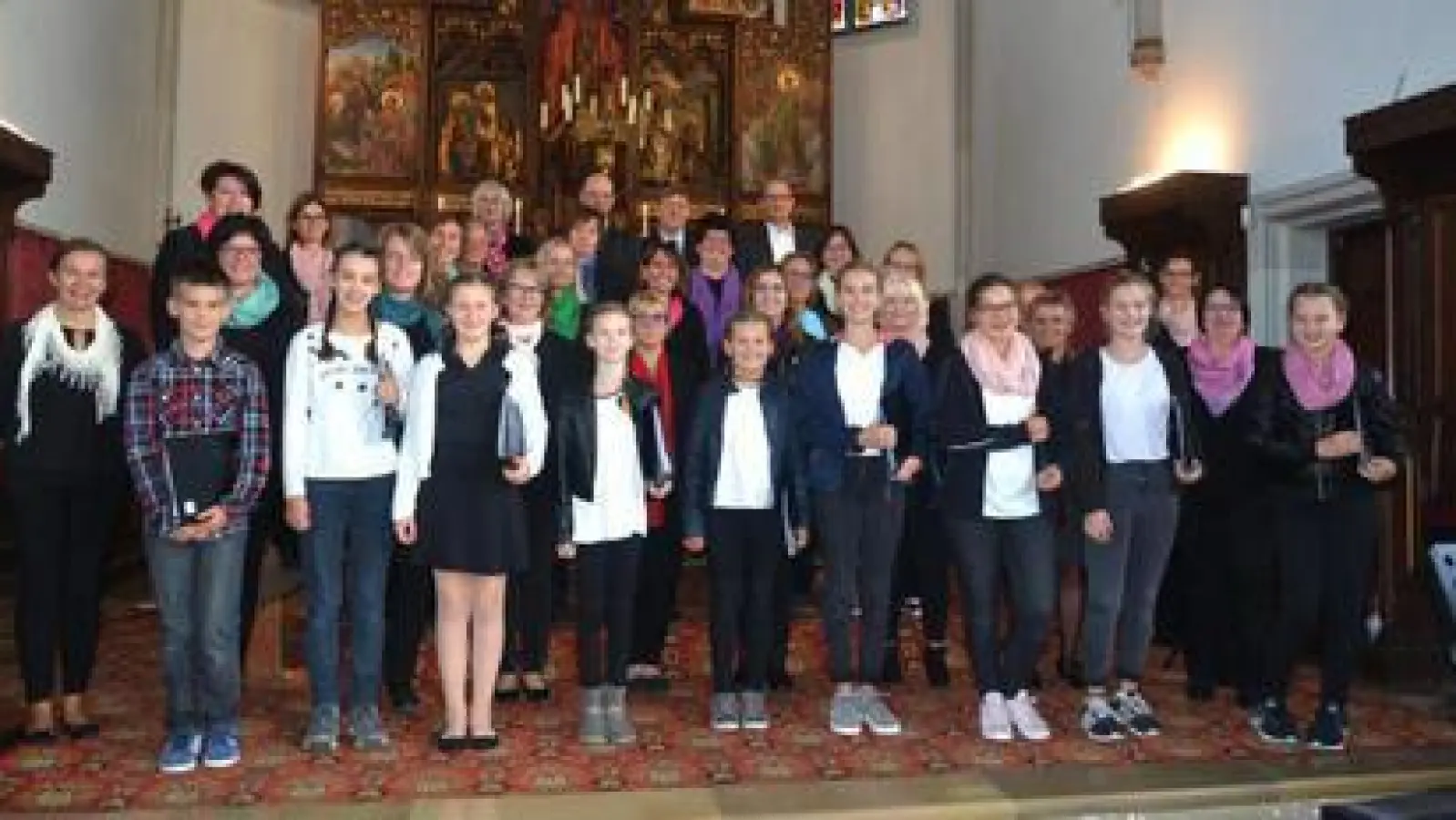 Der Aindlinger Venite-Chor   begeisterte zusammen mit dem Jugendchor St. Martin (vorne) beim Konzert in der Aindlinger Pfarrkirche unter der Leitung von Elisabeth Friedel (links). 	Foto: Karina Schaffelhofer (Foto: Karina Schaffelhofer)
