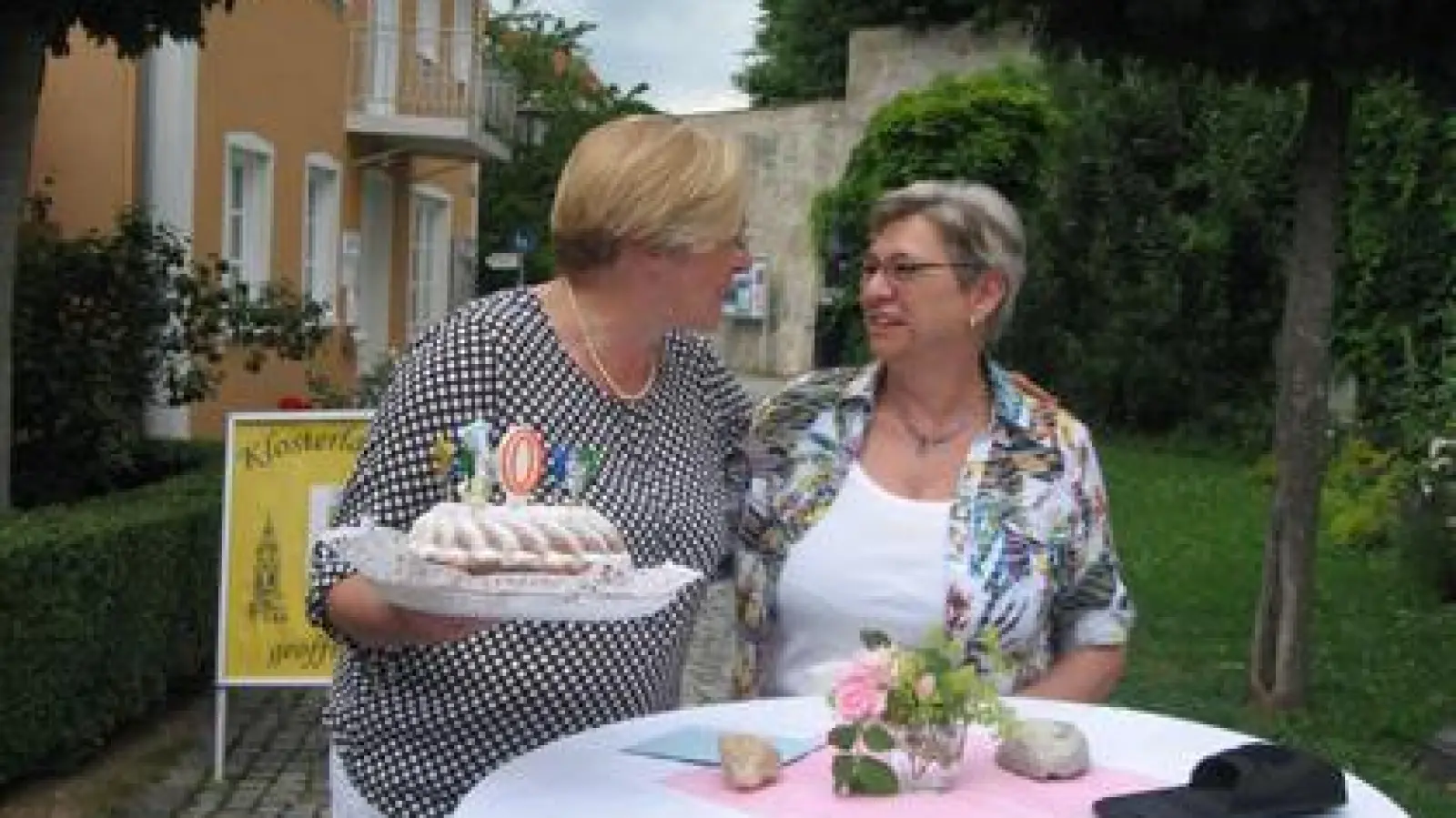 Gabi Bachhuber   (links) freute sich über den Jubiläumskuchen von Gaby Steiner.	Foto: Gisela Huber (Foto: Gisela Huber)