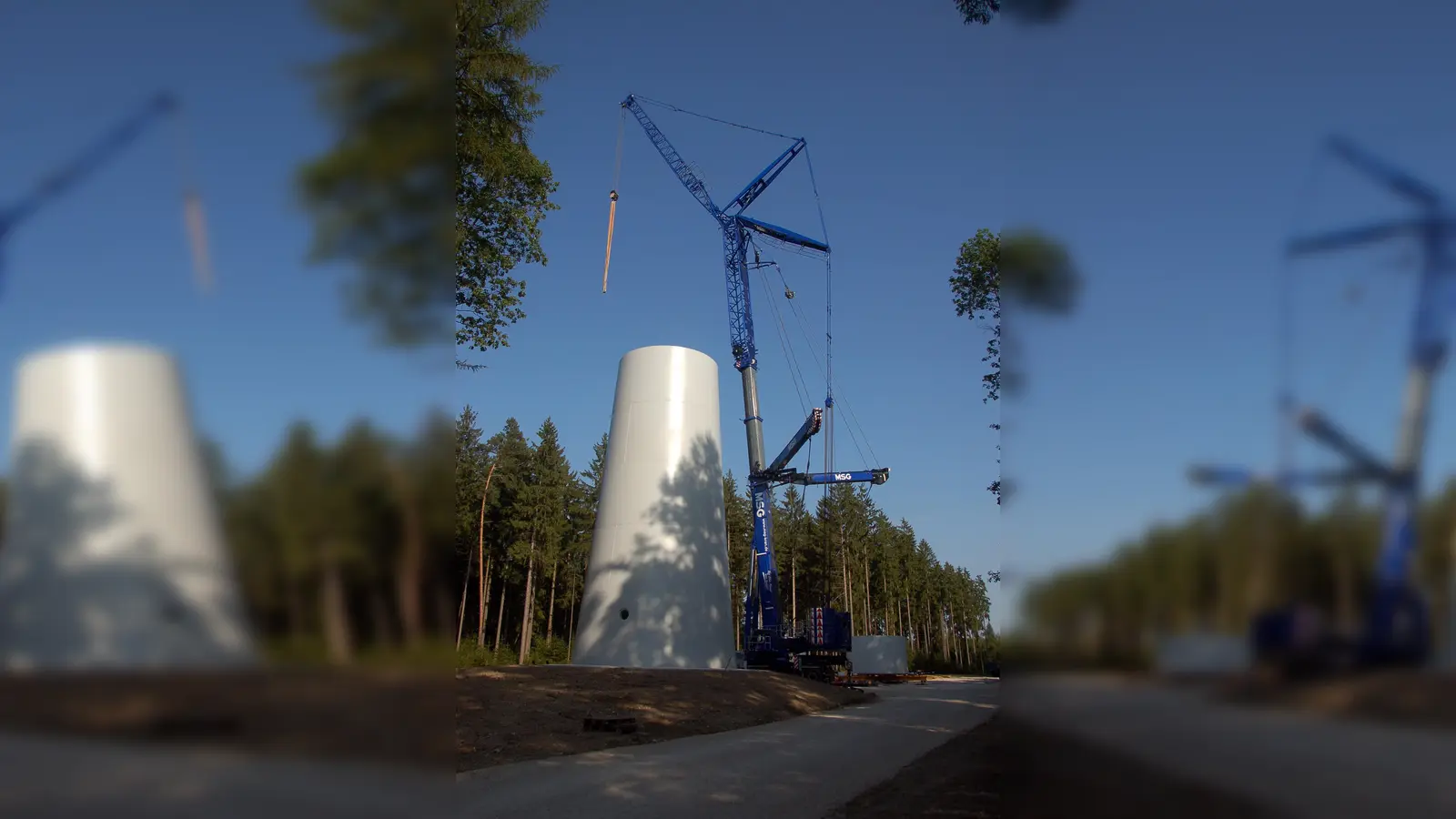 <b>2017 wurde</b> mit dem Bau des Baarer Windparks begonnen. Die Windkraftanlagen dort haben jeweils eine Gesamthöhe von 199 Metern. In der Scharnitz zwischen Kühbach und Peutenhausen werden die Windradeln 266 Meter in die Höhe rage ragen.<br><br>Baarer Windpark gewinnt an Höhe und ist bald weithin sichtbar<br>Thierhaupten/Baar. Ein reges Ausflugsziel für Spaziergänger und Fahrradfahrer ist seit Wochen die Baustelle des Baarer Windparks an der Landkreisgrenze Augsburg zu Donau-Ries. Nur wenige Meter von der Gemarkung Thierhaupten entfernt errichtet die Fa. Uhl aus Ellwangen auf der Gemarkung Unterbaar zwei Windenergieanlagen vom Typ Nordex N 117, die ab Oktober diesen Jahres mit ihrer Gesamtleistung von 6,0 MW rechnerisch 3.750 Haushalte mit Strom versorgen werden. Während bei der Windkraftanlage 2 bereits der Betonturm vollständig errichtet wurde, befinden sich die Bauarbeiten bei der ersten Anlage gerade im Anfangsstadium. Insgesamt werden Beton- und Stahlturm eine Gesamthöhe von 140,50 Meter erreichen. Zusammen mit den Rotorblättern werden die Windräder eine Gesamthöhe von 199 Metern erreichen und somit weithin auch im nördlichen Augsburger Land zu sehen sein. Der Windpark Baar, gegen den sich vor Jahren sogar ein Bürgerbegehren gerichtet hat, ist ein weiterer Beitrag zum Ausbau der erneuerbaren Energien. Die CO2-Einsparung beträgt den Berechnungen zufolge pro Jahr bei 10.200 Tonnen. Text/Bilder: Claus Braun<br><br>bra (Foto: Claus Braun)