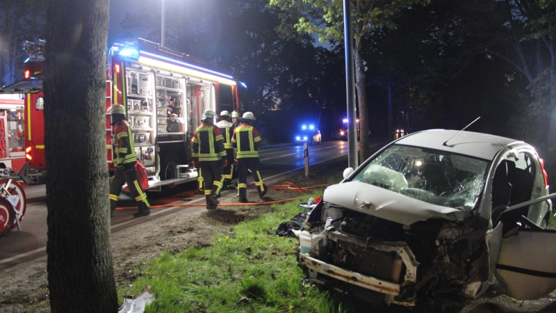 Bei einem Unfall am Samstagmorgen wurde eine 30-Jährige schwer verletzt. Die Feuerwehr Aichach befreite die Frau aus ihrem Wagen, der an der Augsburger Straße mit einem Baum kollidiert war. (Foto: Beatrix Huber, Feuerwehr Aichach)