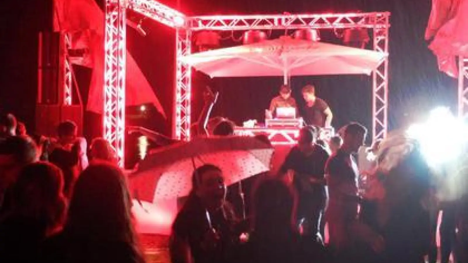 Am ersten Festivaltag  , der 90er-Party mit DJ K-Louis am Freitag, bewaffneten sich die Tanzenden noch mit Regenschirmen oder suchten Schutz unter dem Dach der großen Bar.	Fotos: Nayra Weber (Fotos: Nayra Weber)