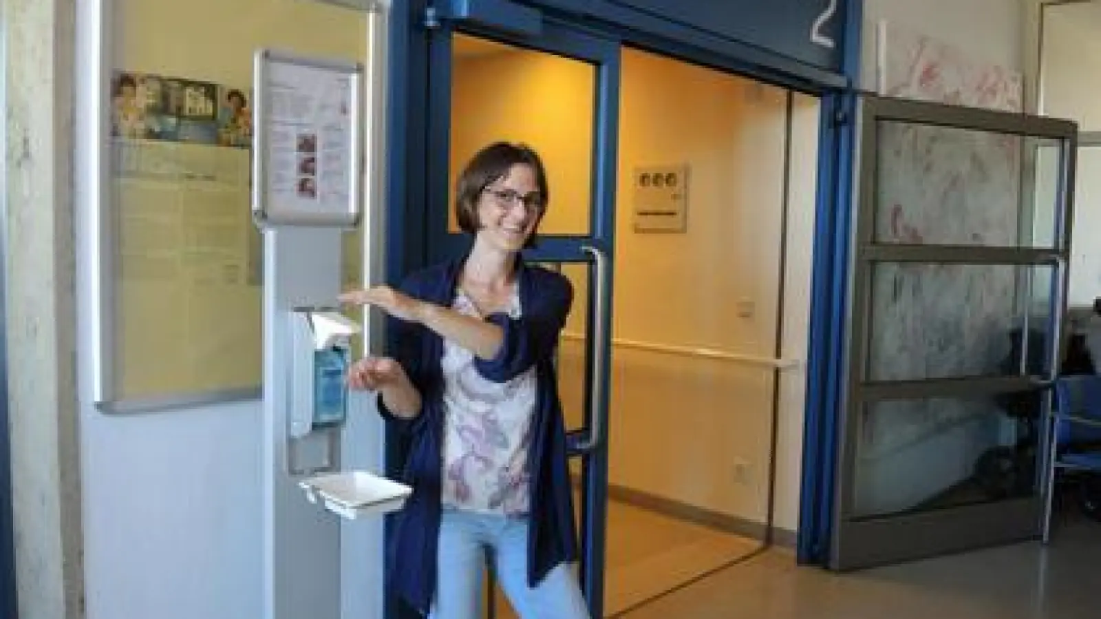 Hände desinfizieren  gehört im Krankenhaus dazu, wie Hygienefachkraft Andrea Krug zeigt. 	Arrchiv-Foto: Carina Lautenbacher (Arrchiv-Foto: Carina Lautenbacher)