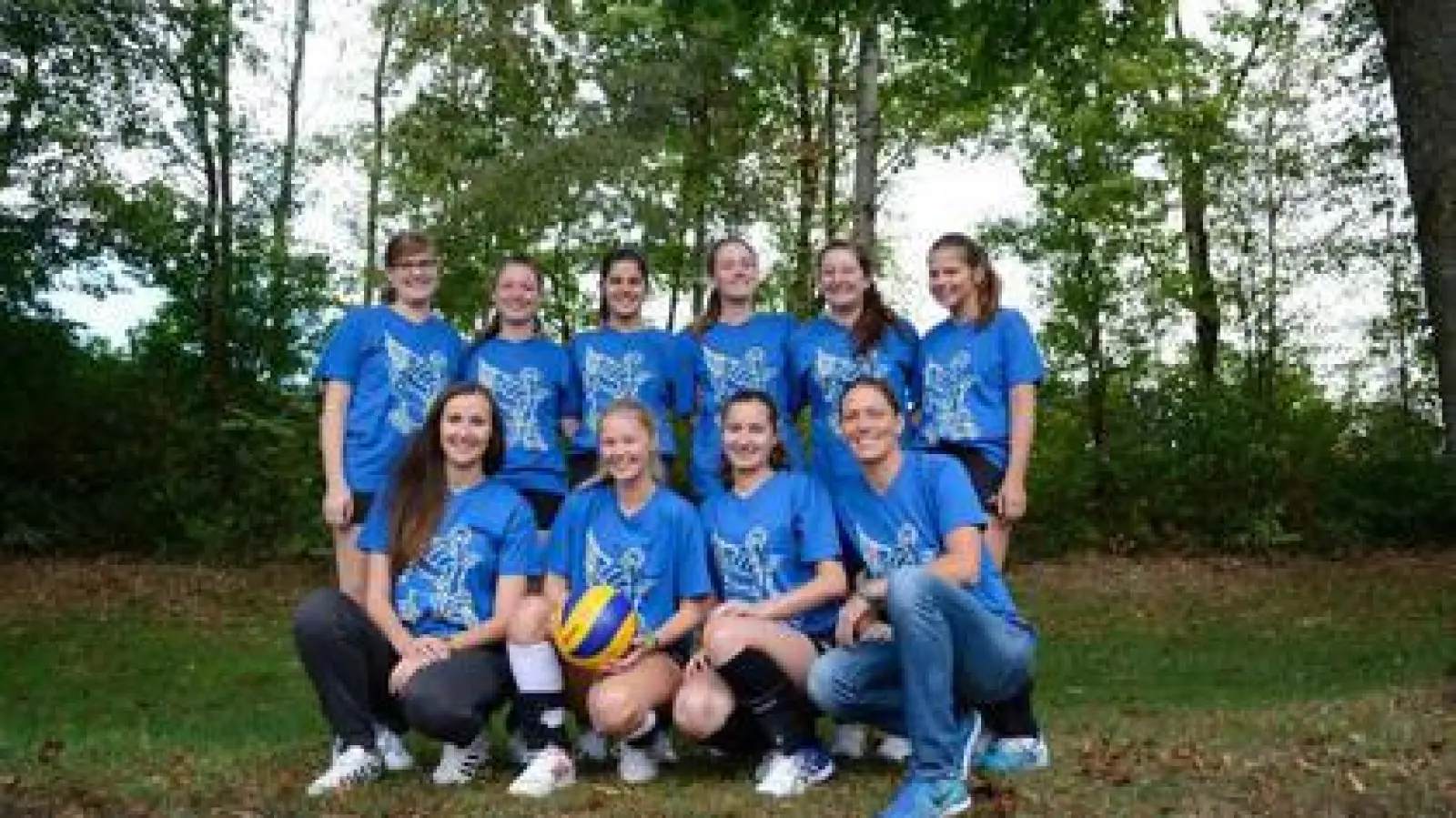 Das von Franziska Paßreiter   (vorne rechts) trainierte zweite Volleyball-Damenteam des TSV Aichach freute sich über den ersten Saisonsieg.	Foto: vb (Foto: vb)
