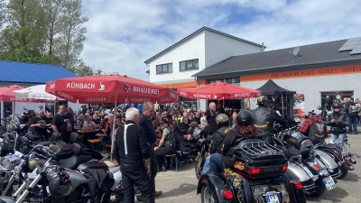 Hunderte hochmotorisierter und Chrom-glänzender Maschinen in allen Formen und Farben und aus ganz Bayern fanden den Weg zum ersten Bikertreffen der Harley-Freunde Aichach nach Radersdorf bei Kühbach.  (Foto: Manfred Zeiselmair)