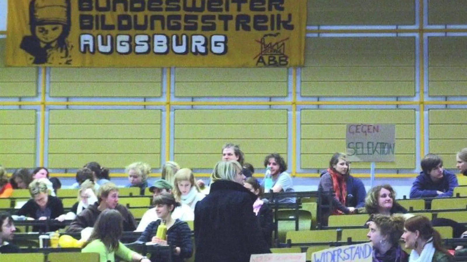 &lt;p&gt;  &lt;x_bildunterschr&gt;  &lt;b&gt;Wollen noch mindestens bis Freitag ausharren: &lt;/b&gt; Die Studenten halten den Audimax der Universität Augsburg besetzt, um ihrem Protest gegen Studiengebühren und und schlechte Studienbedingungen Nachdruck zu verleihen.  &lt;tab/&gt;Foto: Höck &lt;/x_bildunterschr&gt;  &lt;/p&gt;