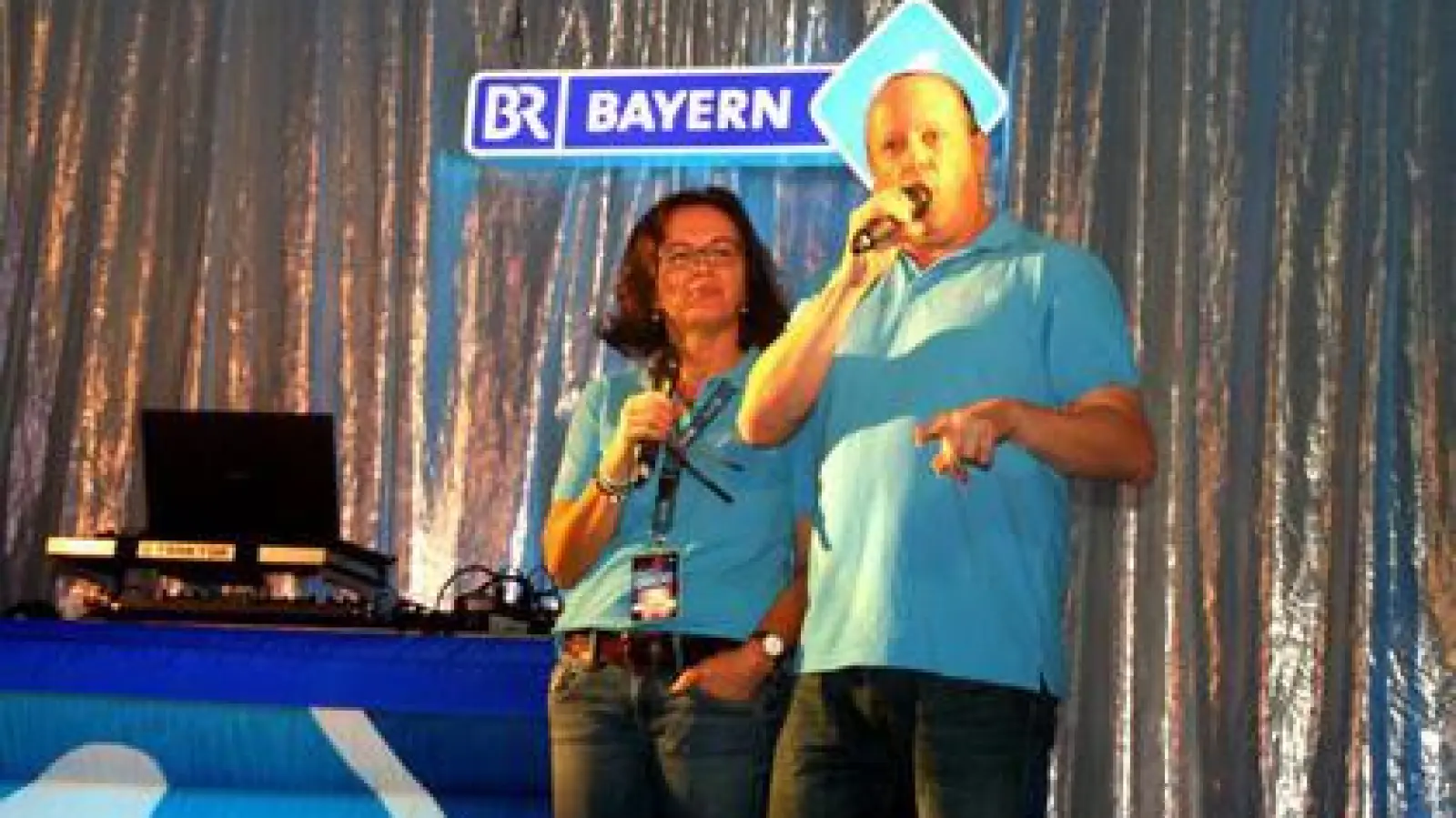 DJ Tom Glas   und Moderatorin Ulla Müller sorgten für Stimmung im Zelt.
