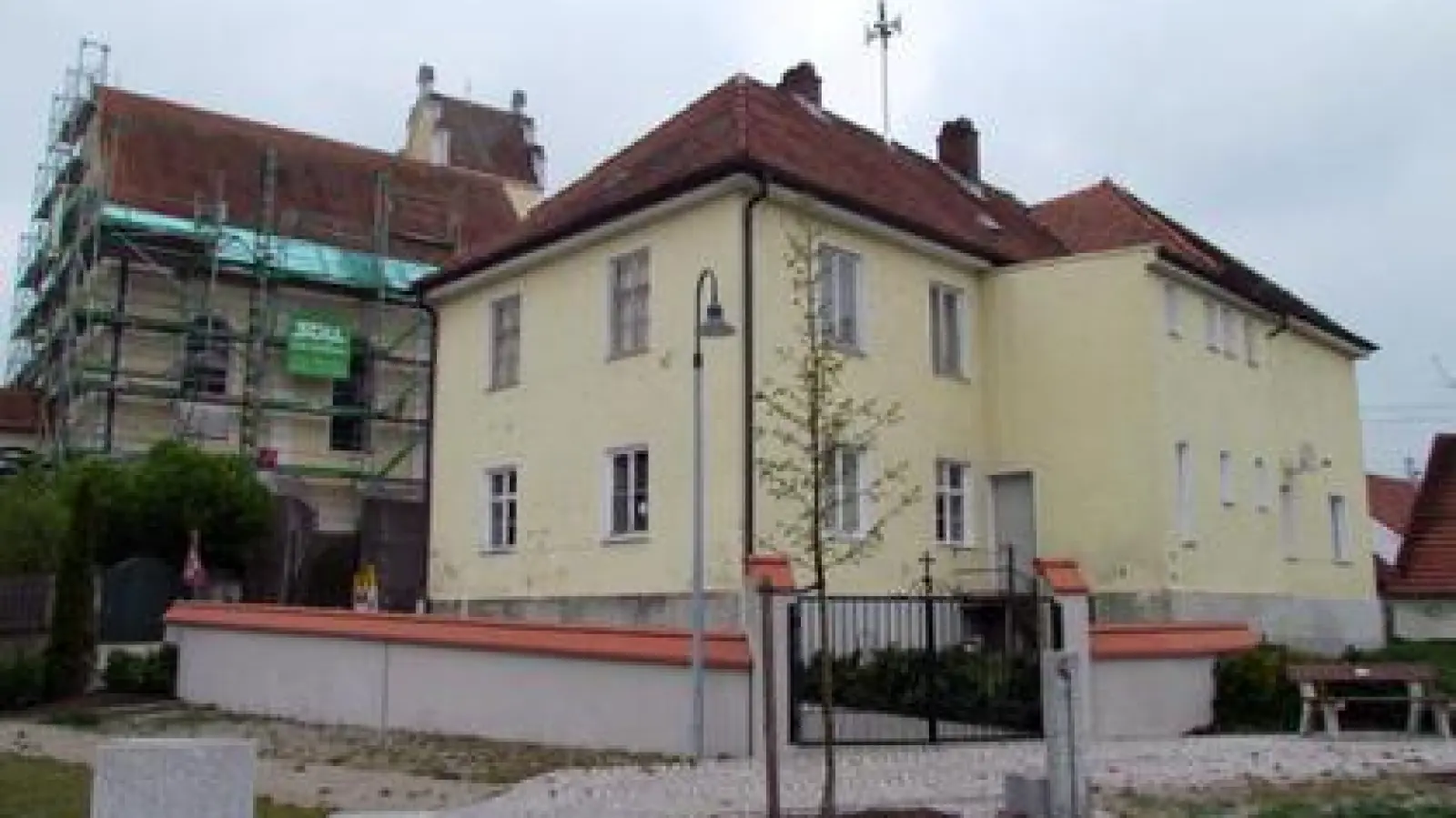 Das Gebenhofener Schulgebäude  stammt aus dem Jahr 1859. Jetzt soll es saniert werden, um der Dorfgemeinschaft ein Domizil zu bieten. Bis 1970 wurden in dem Haus Schüler unterrichtet.