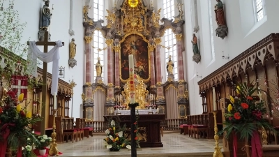 Altarraum der Aichacher Stadtpfarrkirche (Foto: Erich Hoffmann)