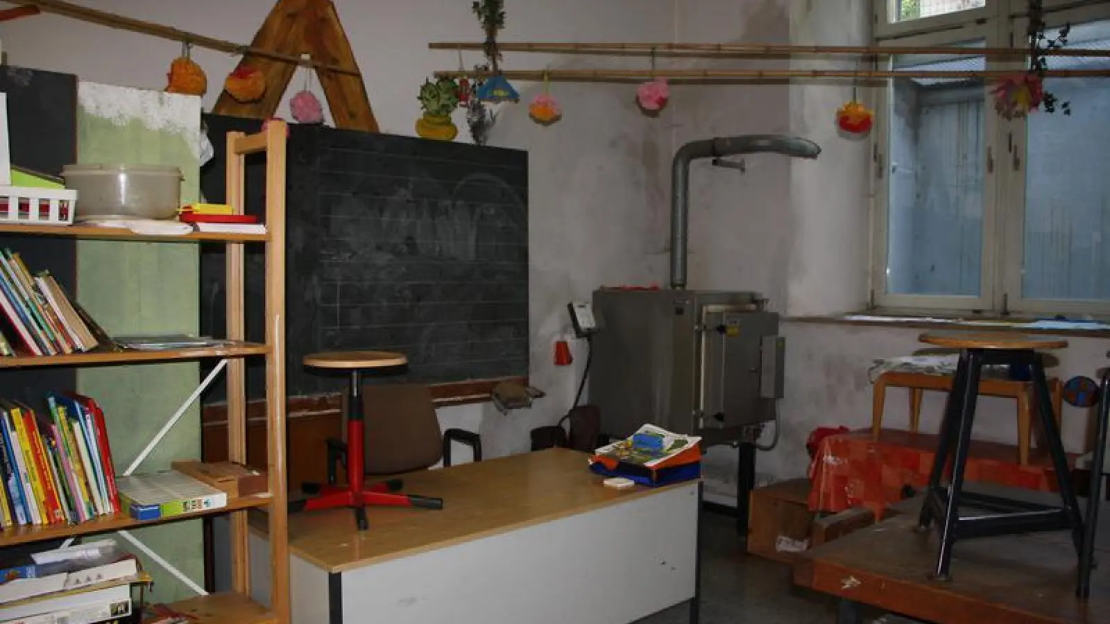 Im wenig schönen Keller der Grundschule St. Anna findet die Nachmittagsbetreuung der Kinder statt.