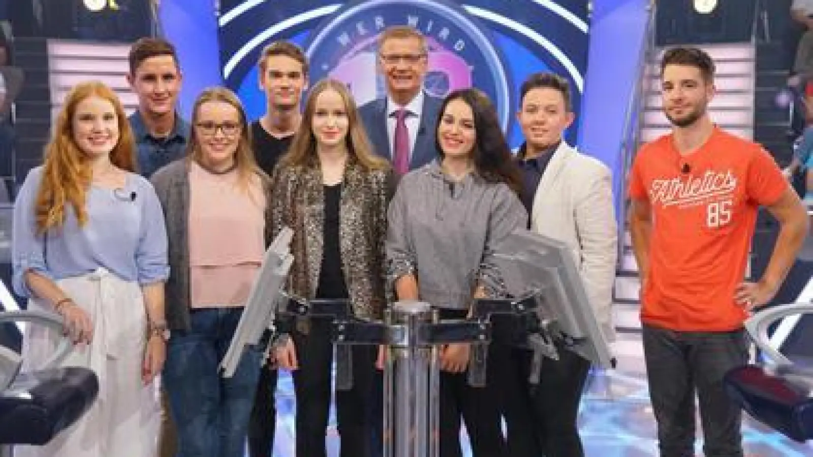 Natalie Biller  (links) spielt zusammen mit anderen 18-Jährigen bei Günther Jauch um eine Million Euro. 	Foto: RTL (Foto: RTL)