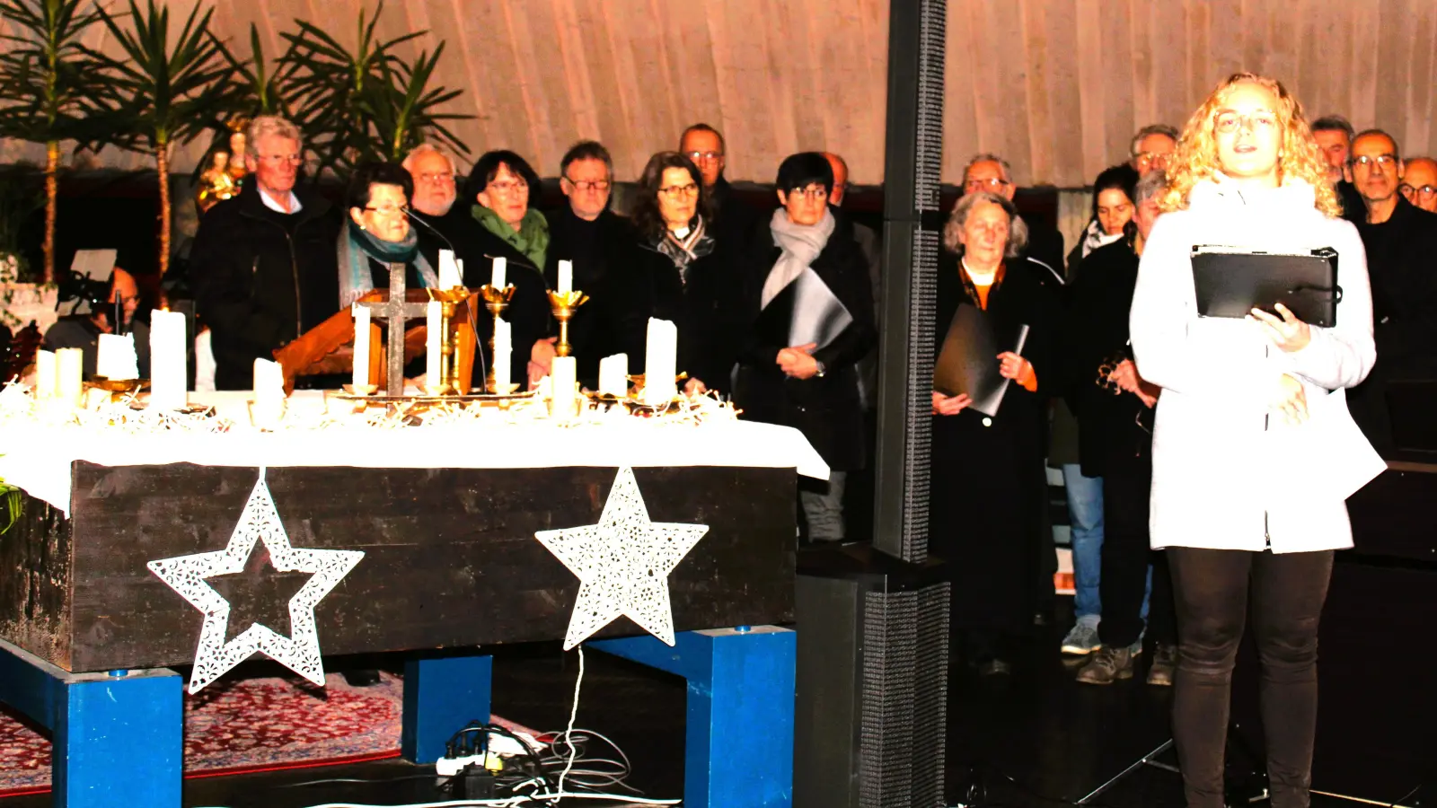 <b>Beim Weihnachtskonzert</b> in der Tanderner Pfarrkirche begeisterten der Tanderner Kirchenchor sowie Martha Pfündl (rechts) mit ihren klangvollen Stimmen.  (Foto: Franz Hofner)