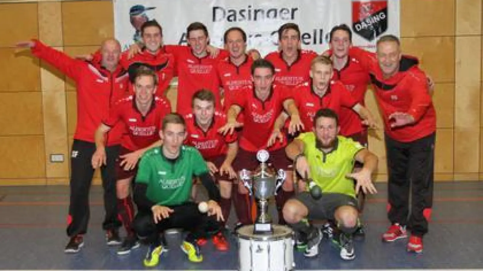 Futsal-Landkreismeister TSV Dasing:   Mit einem 6:2-Endspielsieg über den starken BC Rinnenthal holte sich die Mannschaft von Trainer Jürgen Schmid (rechts) verdient den Titel. 	Fotos: Reini Rummel (Fotos: Reini Rummel)