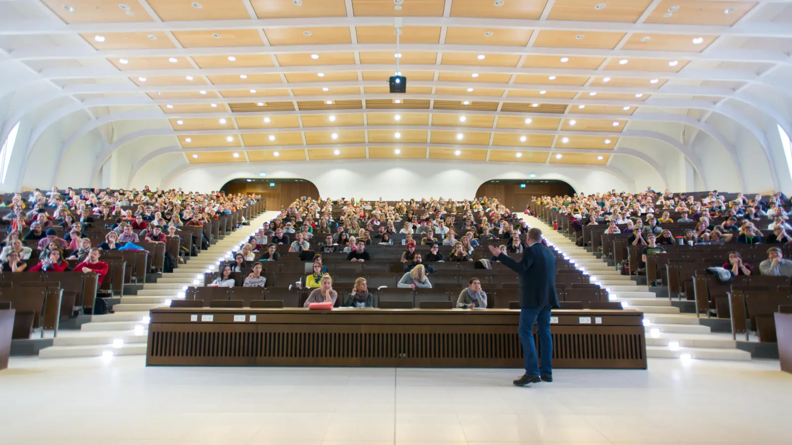 Ein Hörsaal auf dem Campus der Ludwig-Maximilians-Universität in München. Die Vorlesungen dort können nicht nur junge Studierende besuchen, sondern auch Gasthörer, die immatrikuliert sind. Mehr als 1200 Seniorenstudierende verzeichnete die LMU vergangenes Semester. (Foto: LMU)