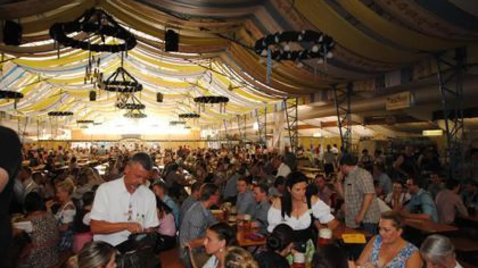 Im Bierzelt   erwarten die Besucher bayerische Spezialitäten, Musik und gute Stimmung.