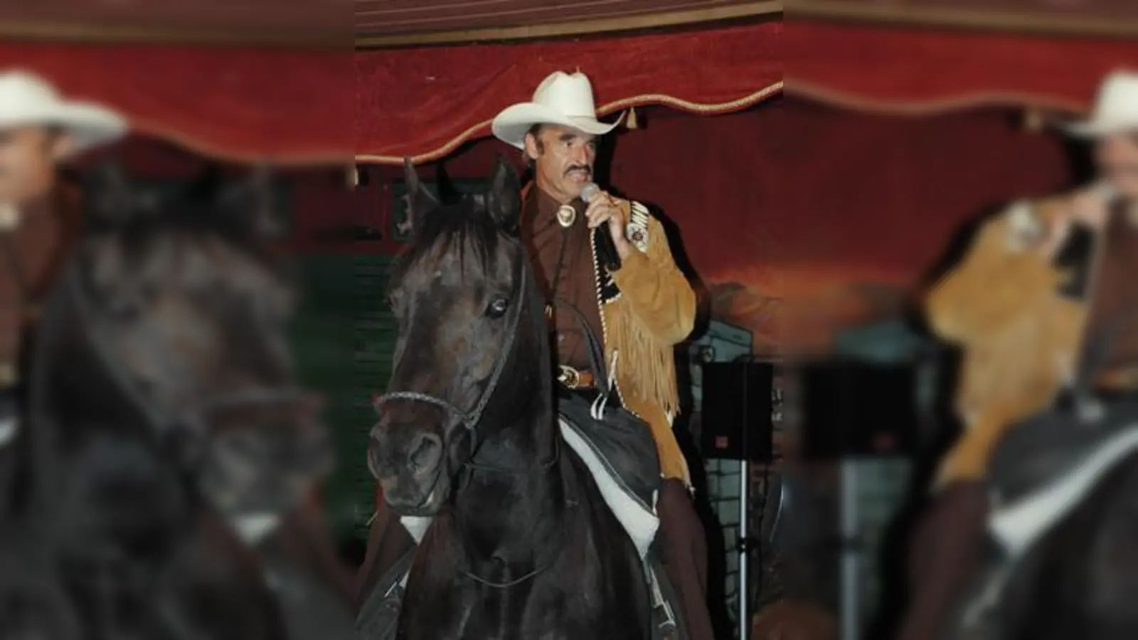 So liebten  ihn seine Fans: Fred Rai auf seinem Pferd Spitzbub, singend im Saloon. (Fans: Fred Rai auf seinem Pferd Spitzbub, singend im Saloon.)