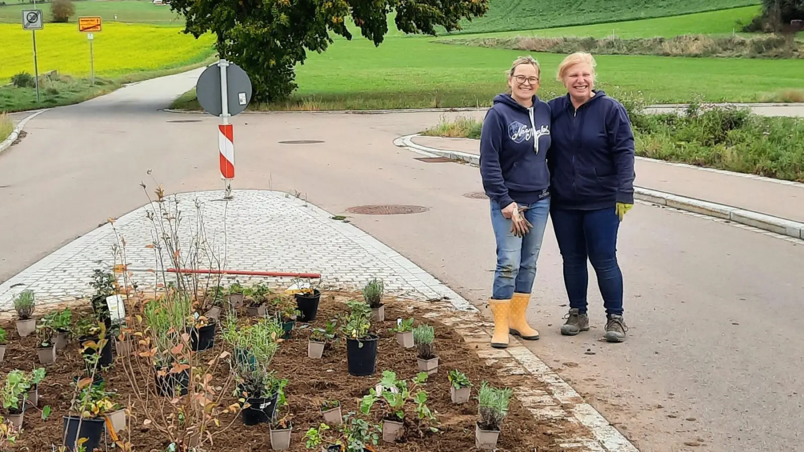 <b>Freiwillige</b> haben in Neukirchen Unmengen an neuem Grün gepflanzt.  (Foto: Josef Abt)