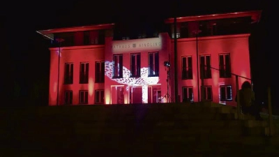 Auch die Rathäuser   in Aindling (Bild) und Pöttmes waren rot illuminiert.	Foto: Zitzmann-Entertainment (Foto: Zitzmann-Entertainment)