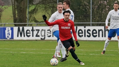 <b>Fatlum Talla</b> (rotes Trikot) war beim 1:0-Sieg des TSV Aindling gegen Olching der Schütze des entscheidenden Tores und Unglücksrabe zugleich. (Foto: Siegfried Kerpf)