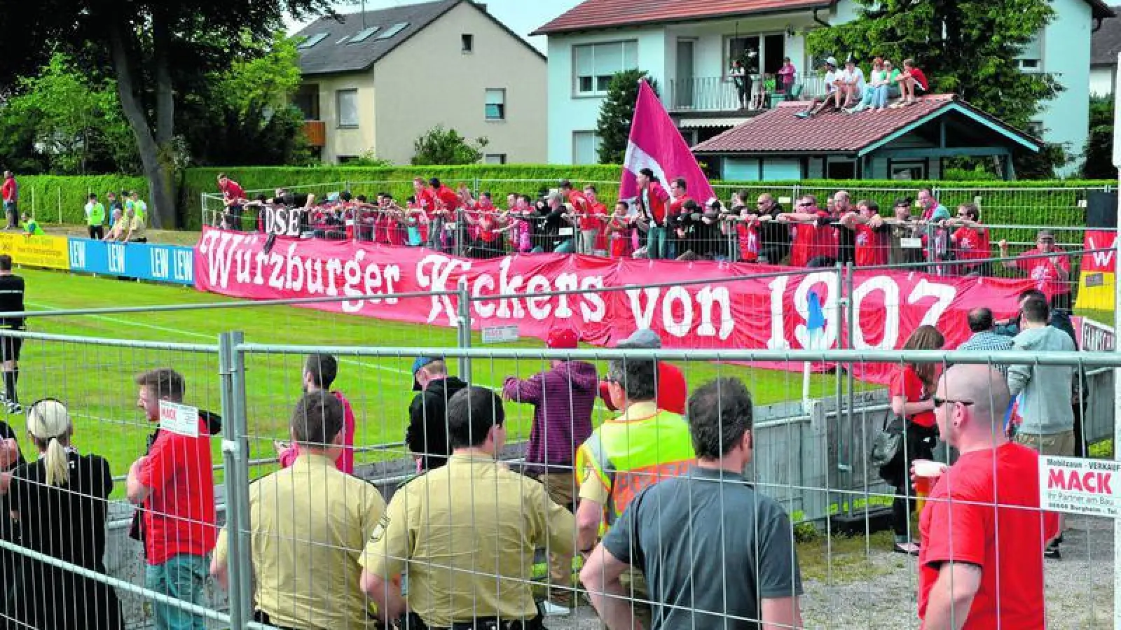 &lt;p&gt; &lt;x_bildunterschr&gt; &lt;b&gt;Sicherheitsspiel &lt;/b&gt; auf dem BCA-Platz: Für die FCA-Fans ist am Mittwoch im ersten Relegationsspiel wie schon im vergangenen Jahr für die Anhänger der Würzburger Kickers ein eingezäunter Bereich reserviert.  Foto: Siegfried Kerpf &lt;/x_bildunterschr&gt; &lt;/p&gt;