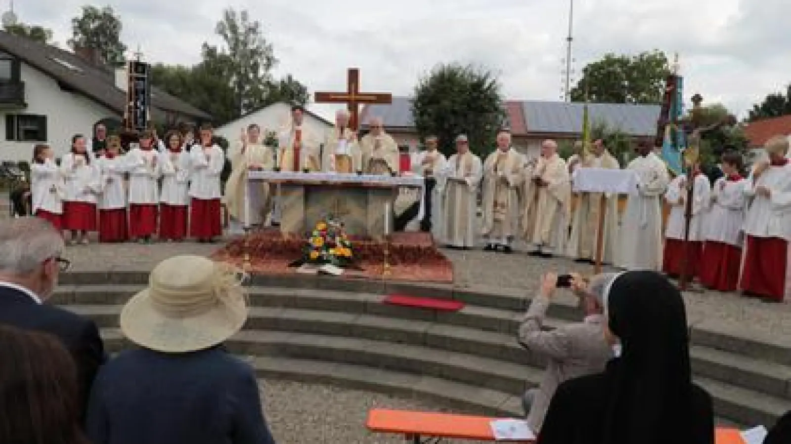 Unter freiem Himmel   und mit rund 500 Gläubigen feierte Hans Menzinger sein Priesterjubiläum in Unterschneitbach. 	Fotos: Erich Hoffmann (Fotos: Erich Hoffmann)