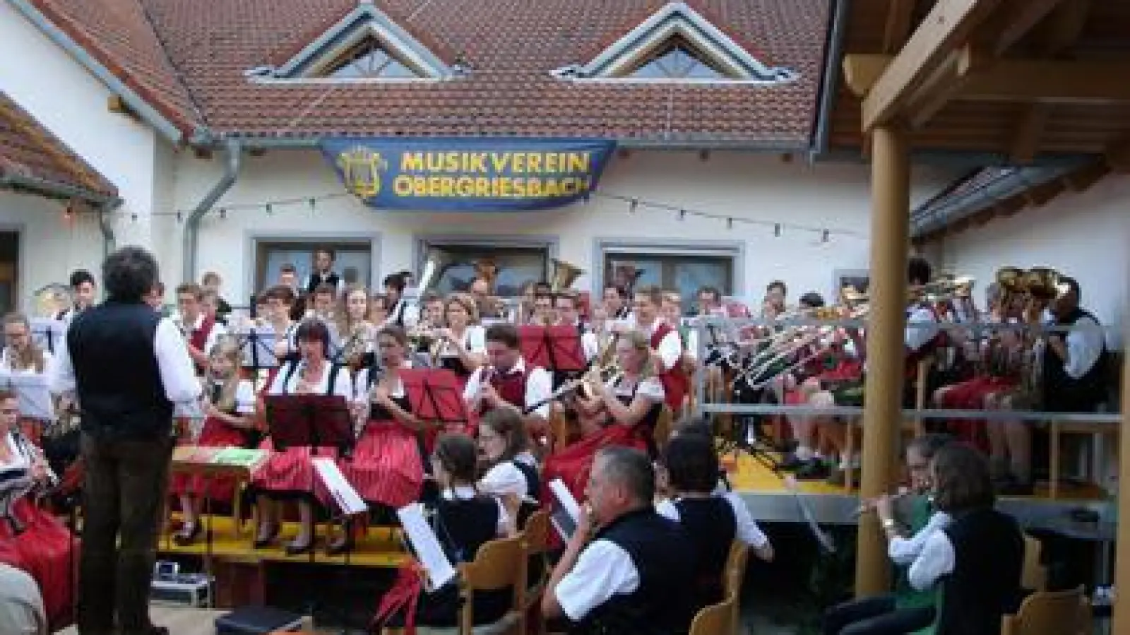 Dicht gedrängt   stand das Gesamtorchester mit Musikern aus Obergriesbach, Kühbach und Altomünster beim Brunnenhofkonzert in Obergriesbach. 	Foto: Josef Mandl (Foto: Josef Mandl)