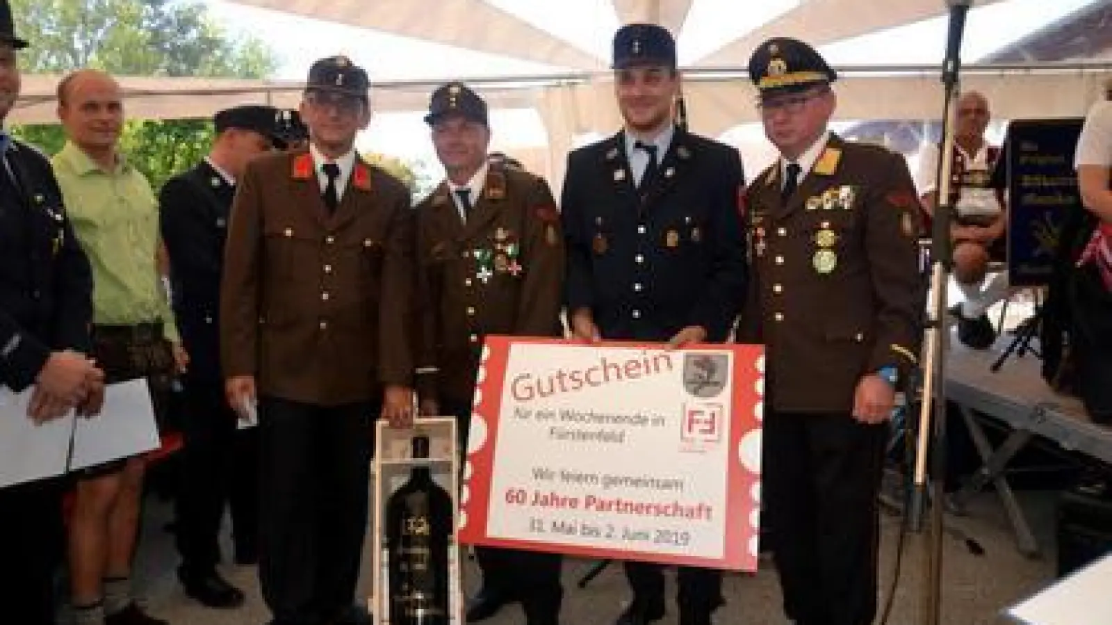 Die Feuerwehr Fürstenfeld   überreichte einen Gutschein für das Jubiläum im kommenden Jahr.