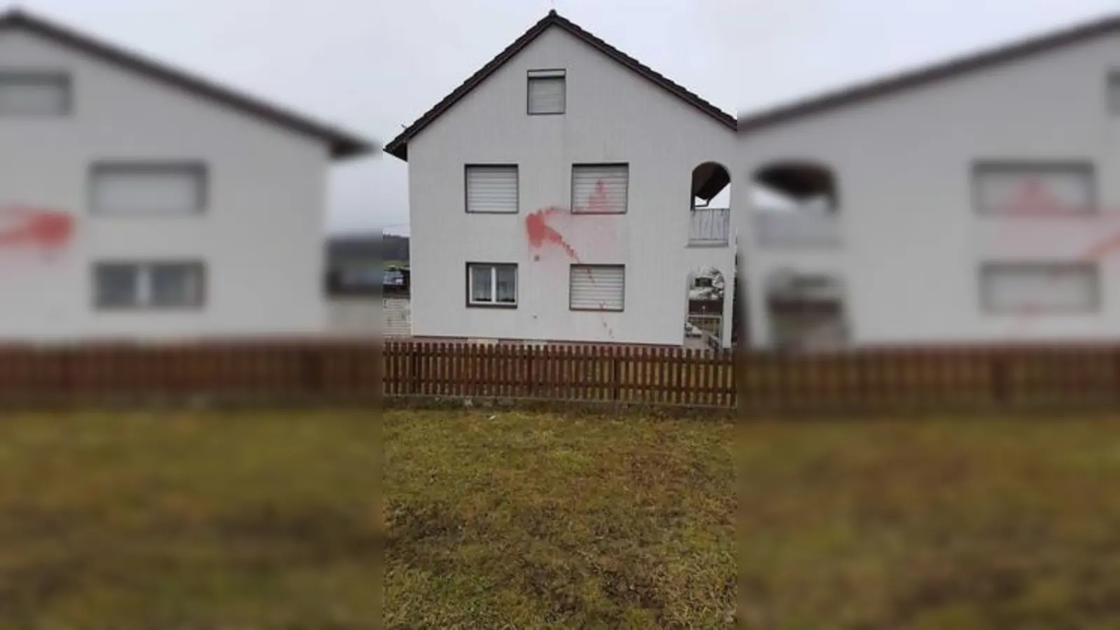 Der Schaden ist unübersehbar:  In der Schulstraße in Willprechtszell wurde diese Hauswand mit roter Farbe bespritzt.	Foto: Johann Settele (Foto: Johann Settele)