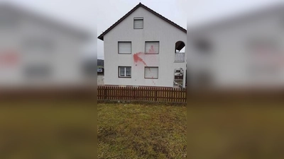 Der Schaden ist unübersehbar:  In der Schulstraße in Willprechtszell wurde diese Hauswand mit roter Farbe bespritzt.	Foto: Johann Settele (Foto: Johann Settele)