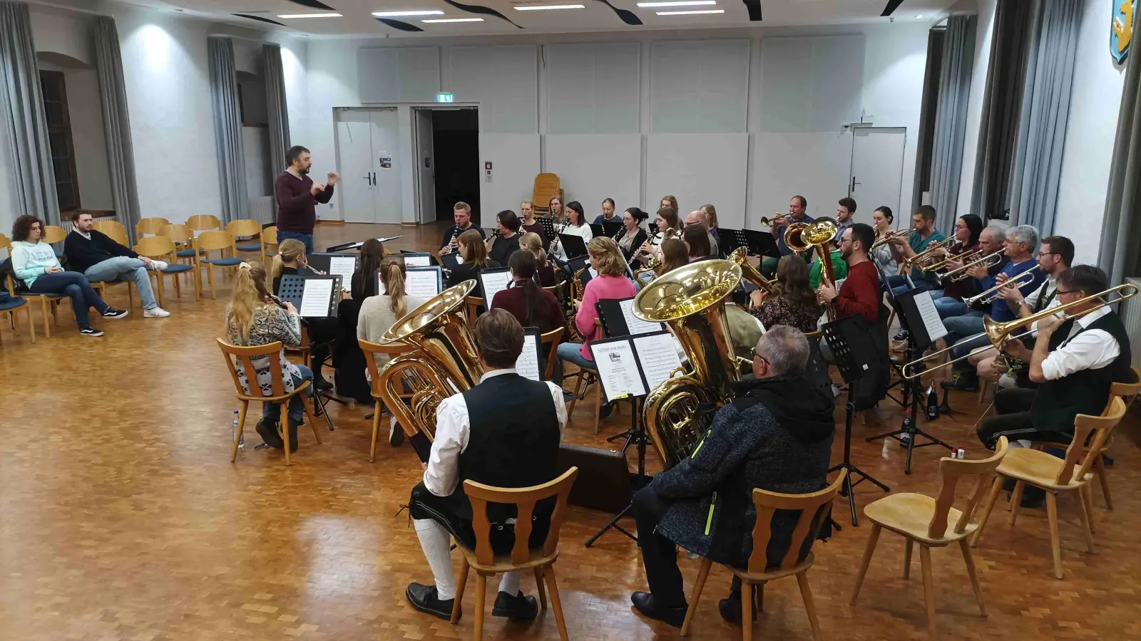Erstmals lud der Musikverein Thierhaupten am vergangenen Freitag zu einer öffentlichen Probe des Konzertorchesters. Die Gäste konnten sich dabei einen Eindruck über die Arbeit des Dirigenten und seiner Musiker verschaffen. (Foto: Wilhelm Wagner)