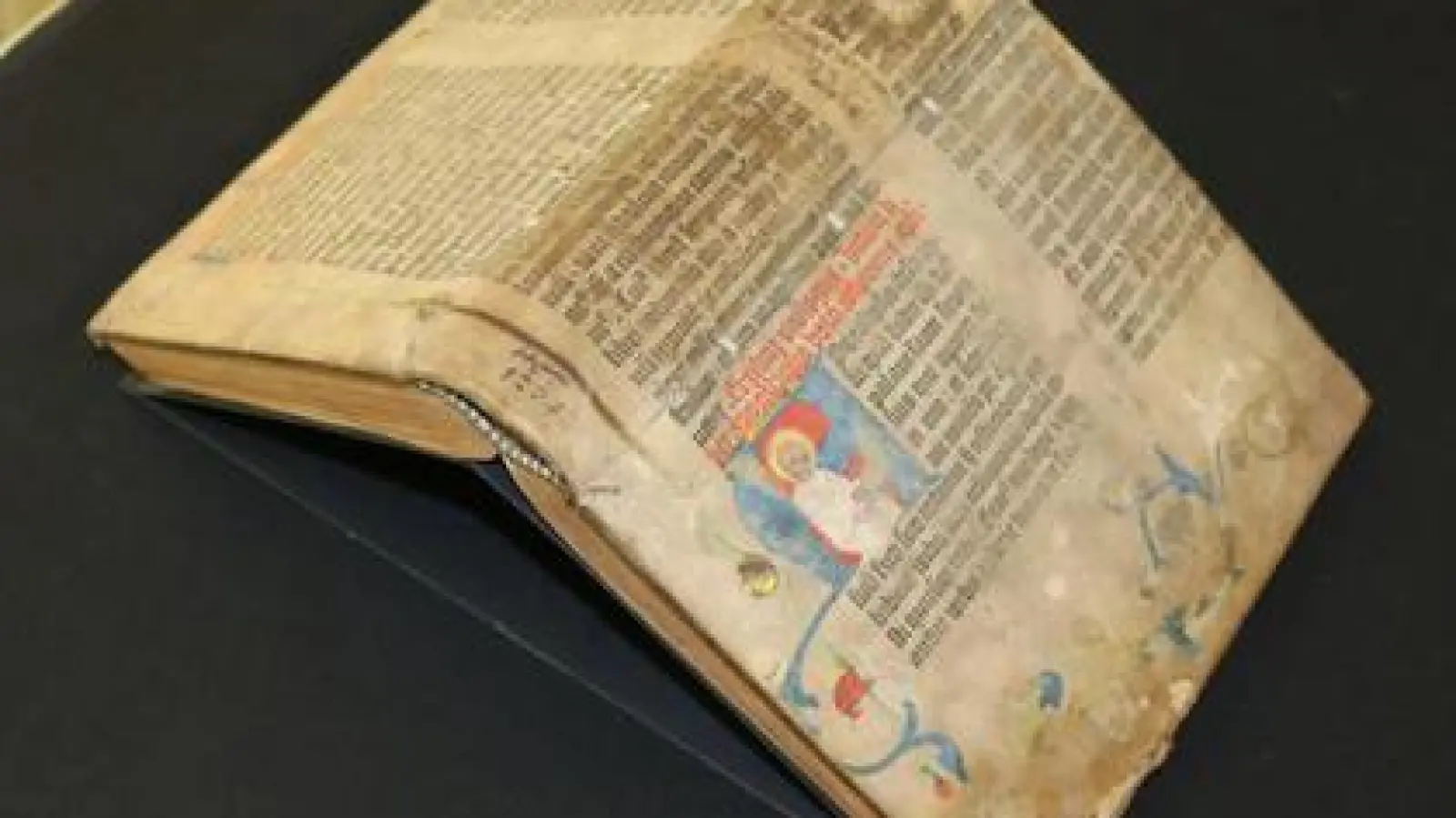 Besonderer Einband:   Das nun entdeckte Pergament-Blatt der Gutenberg-Bibel diente als Hülle für ein eher unbekanntes Werk. 	Fotos: Staats- und Stadtbibliothek Augsburg (Fotos: Staats- und Stadtbibliothek Augsburg)