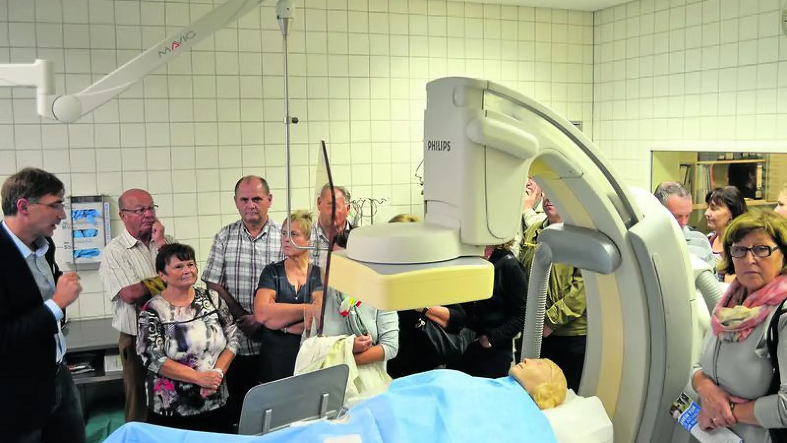 &lt;p&gt; &lt;x_bildunterschr&gt; &lt;b&gt;Dr. Heiko Methe &lt;/b&gt; informierte die interessierten Besucher über die Herzkatheter-Untersuchung, die jetzt am Aichacher Krankenhaus durch ein neues Gerät möglich wird. &lt;/x_bildunterschr&gt; &lt;/p&gt;