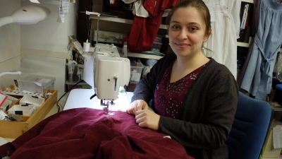 <b>Antonia Ziegenaus</b> arbeitet im Handarbeitsgeschäft „Patchwork” in Friedberg. Hier war sie schon während der Schulzeit nebenbei tätig. (Foto: Nayra Weber)