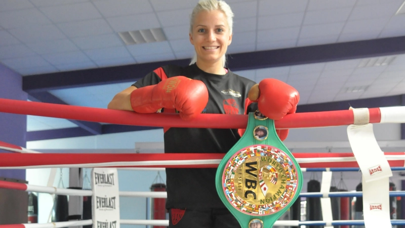 Tina Rupprecht hat 2018 den WBC-Weltmeistertitel im Minimumgewicht erkämpft. Auf der Intersana bietet die Augsburgerin ein Boxtraining für die Besucher an. (Foto: Patrick Bruckner)