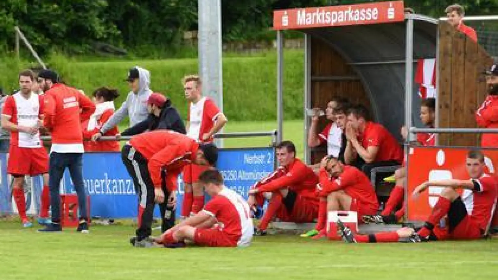 Enttäuschung beim TSV Altomünster:   Nach der 0.2-Heimniederlage gegen den FC Fasanerie-Nord müssen die Rot-Weißen nach nur einer Saison in der Kreisliga München 1 wieder absteigen. 	Foto: Kerpf (Foto: Kerpf)