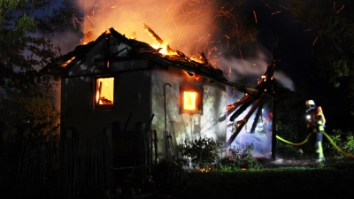 <b>In Unerwittelsbach</b> brannte am Mittwochmorgen eine Saunahütte. Verletzt wurde niemand.  (Foto: Philipp Zucht, FF Aichach)
