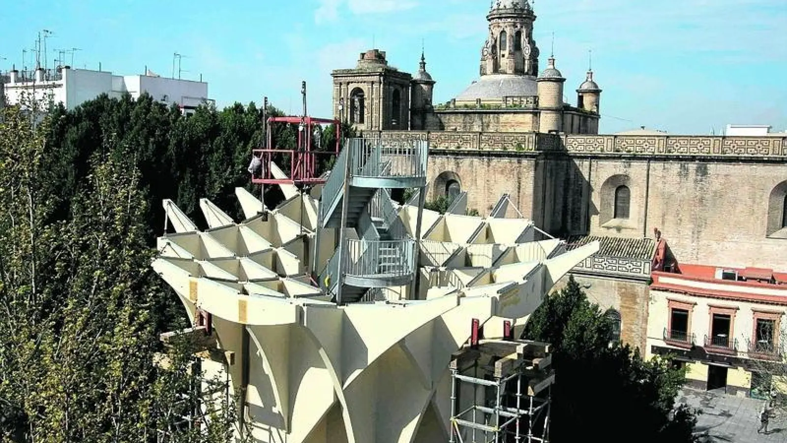 &lt;p&gt;  &lt;x_bildunterschr&gt;  &lt;b&gt;28 Meter &lt;/b&gt; erheben sich die elegant verwobenen Säulen in den Himmel, sind fast so hoch wie die alte Kathedrale der einstmals maurischen Stadt Sevilla. Die Säulen werden demnächst als Träger für eine gigantische Dachkonstruktion dienen, die in ihrer Wabenstruktur so manchen Betrachter an einen Bienenstock erinnern wird, in ihrer filigranen Ästhetik jedoch auch an die Bühnenbildgestalter von Raumschiff Enterprise und anderer Science-Fiction-Serien gemahnt. Begehbar soll dieses Dach werden, eine luftige Aussichtsplattform, von der aus man die Gassen der Altstadt inspizieren kann. Unter der lichten und trotz ihrer beeindruckenden Größe sehr luftigen Konstruktion ist Platz zum Flanieren, für Marktreiben oder Konzertbühnen &amp;ndash; das kulturelle Herz der Stadt soll das Metropol Parasol werden.  &lt;tab/&gt;  &lt;tab/&gt;Foto: Finnforest Merk/Grafik: Jürgen Mayer H &lt;/x_bildunterschr&gt;  &lt;/p&gt;
