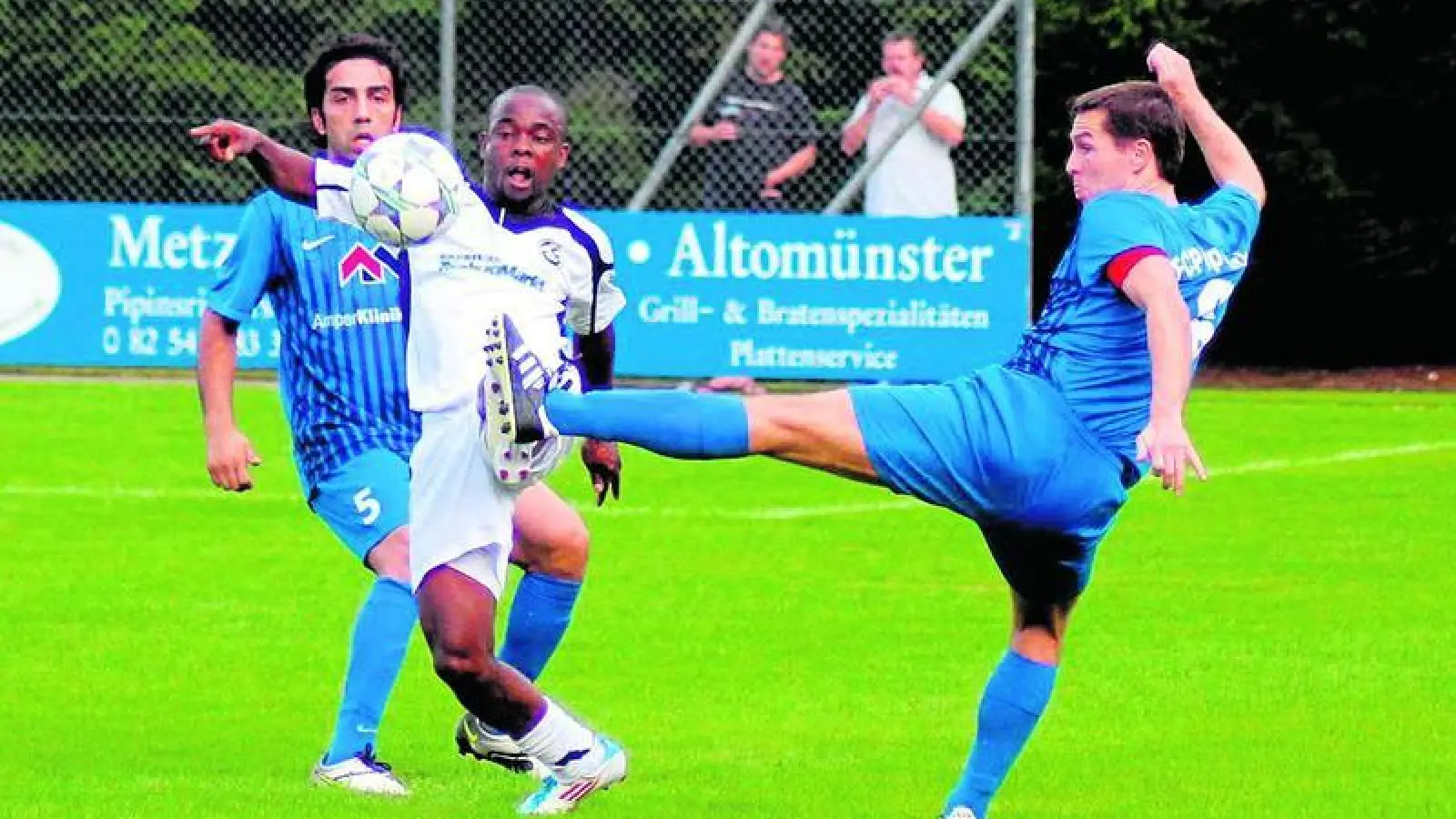 &lt;p&gt; &lt;x_bildunterschr&gt; &lt;b&gt;FCP-Kapitän Manfred Leidenberger &lt;/b&gt; (rechts) streckt sich, um gegen Wilson Onyemaeke, Brucks Torschützen zum 2:0, an den Ball zu kommen. Hinten lauert Erkan Atilgan.  Foto: Horst Kramer &lt;/x_bildunterschr&gt; &lt;/p&gt;