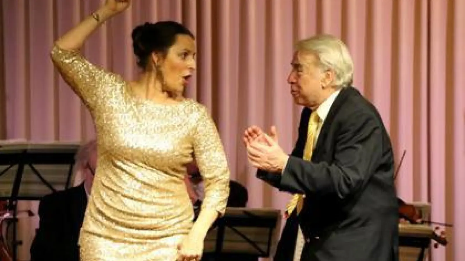 Ein flottes Tänzchen  legten Sopranistin Stefanie Braun und Organisator Günter Schulzke hin.