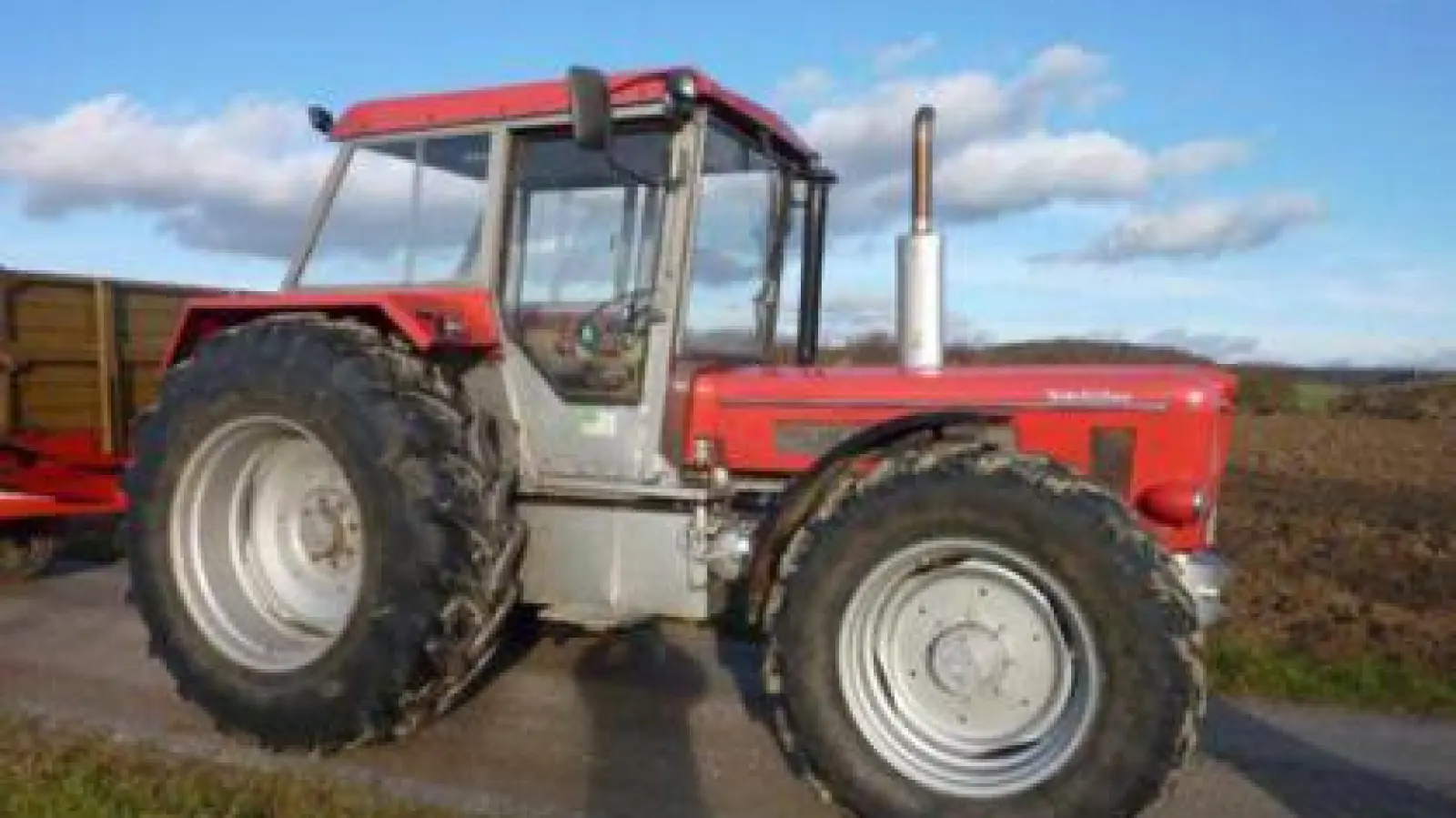 Ein Traktor   wie dieser soll angeblich zu einem Schnäppchenpreis verkauft werden - doch damit versuchen Betrüger, Landwirte um ihr Geld zu bringen.