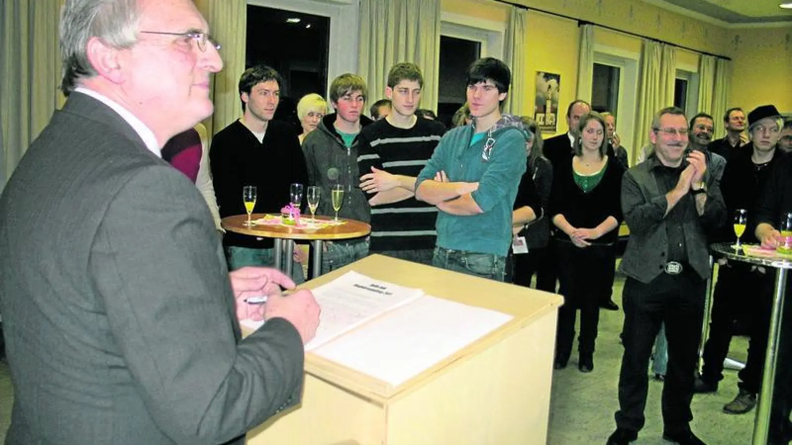 &lt;p&gt;  &lt;x_bildunterschr&gt;  &lt;b&gt;Beim ersten Sielenbacher Neujahrsempfang &lt;/b&gt; waren viele junge Gemeindebürger der Einladung von Bürgermeister Martin Echter (links) und dem Gemeinderat gefolgt.  &lt;tab/&gt;Foto: Herrmann &lt;/x_bildunterschr&gt;  &lt;/p&gt;